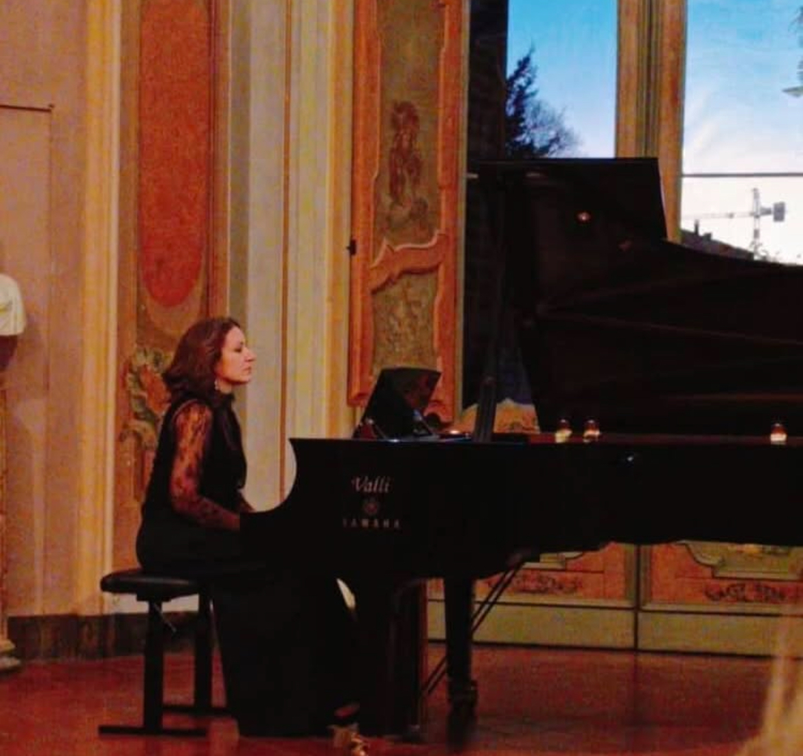 Il M° Ilenia Stella al pianoforte in esedra