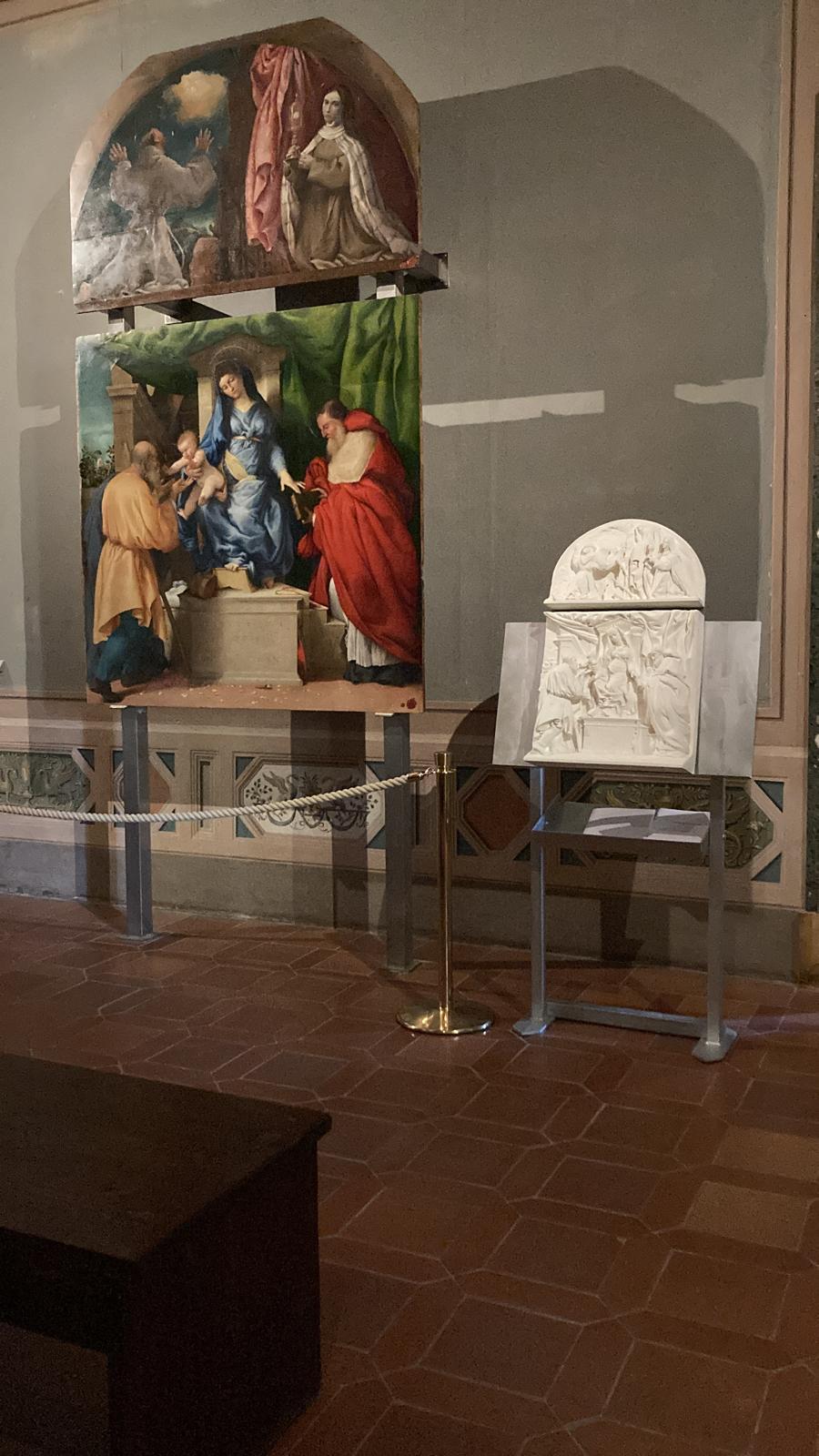 Bassorilievo prospettico della Madonna delle Rose di Lorenzo Lotto