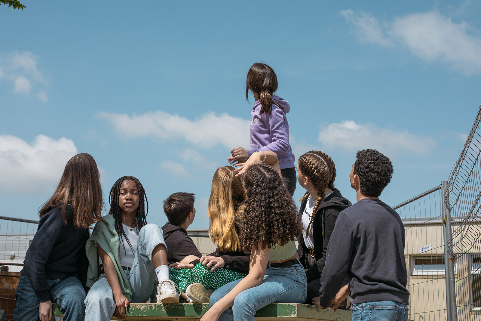 Gruppo di adolescenti in esterno