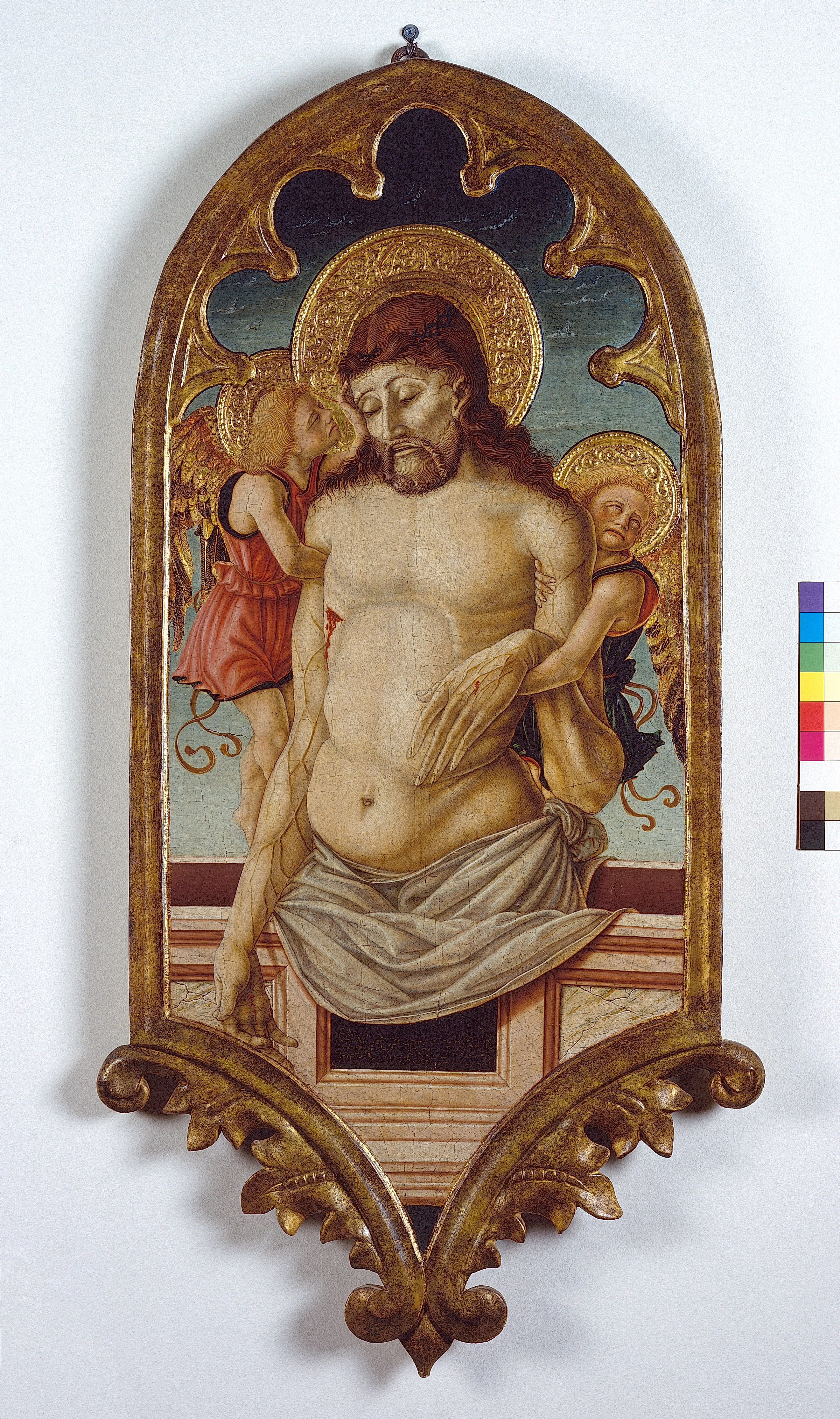 Cristo morto nel sarcofago sorretto da due angeli