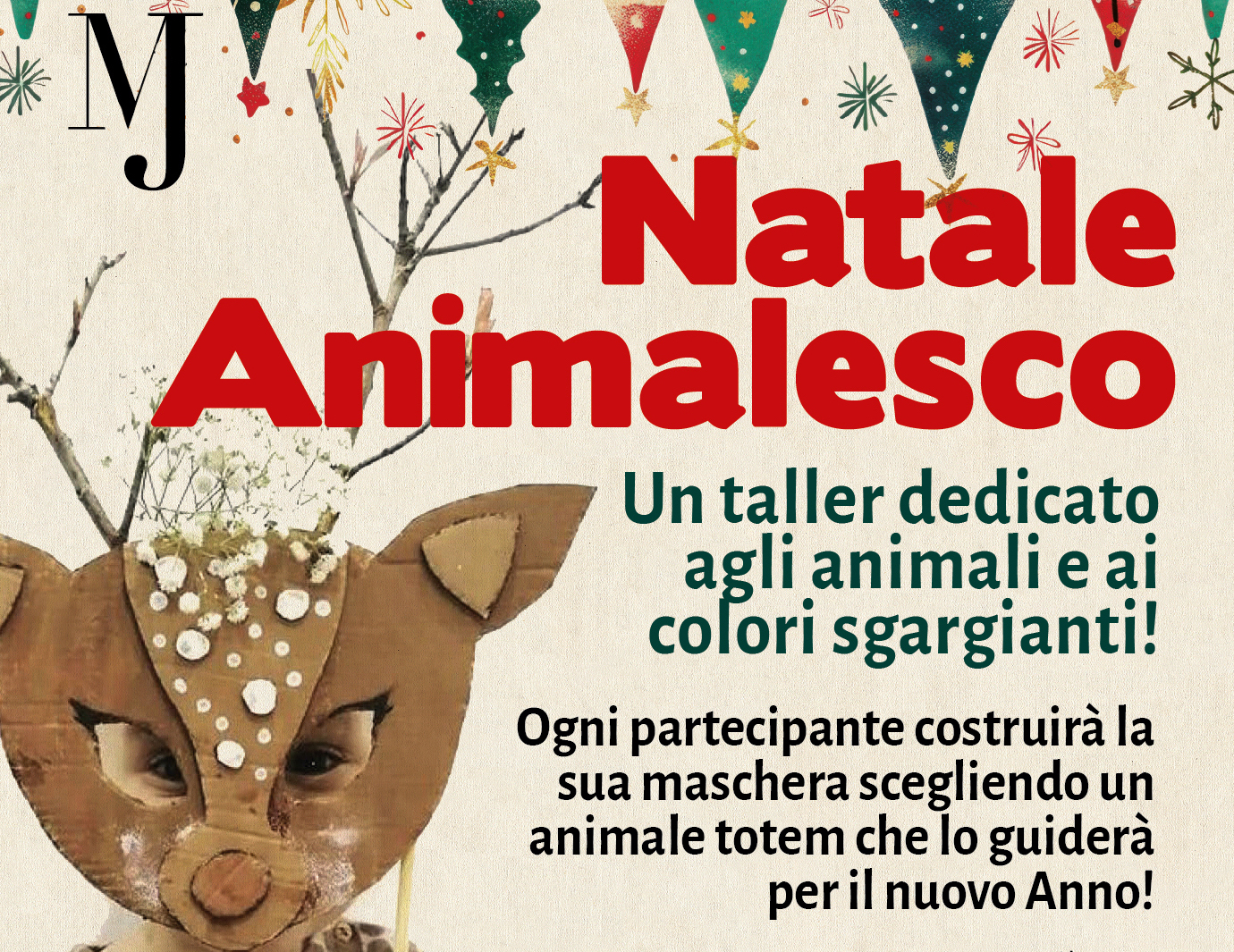 Bambino con in mano una maschera da renna in legno