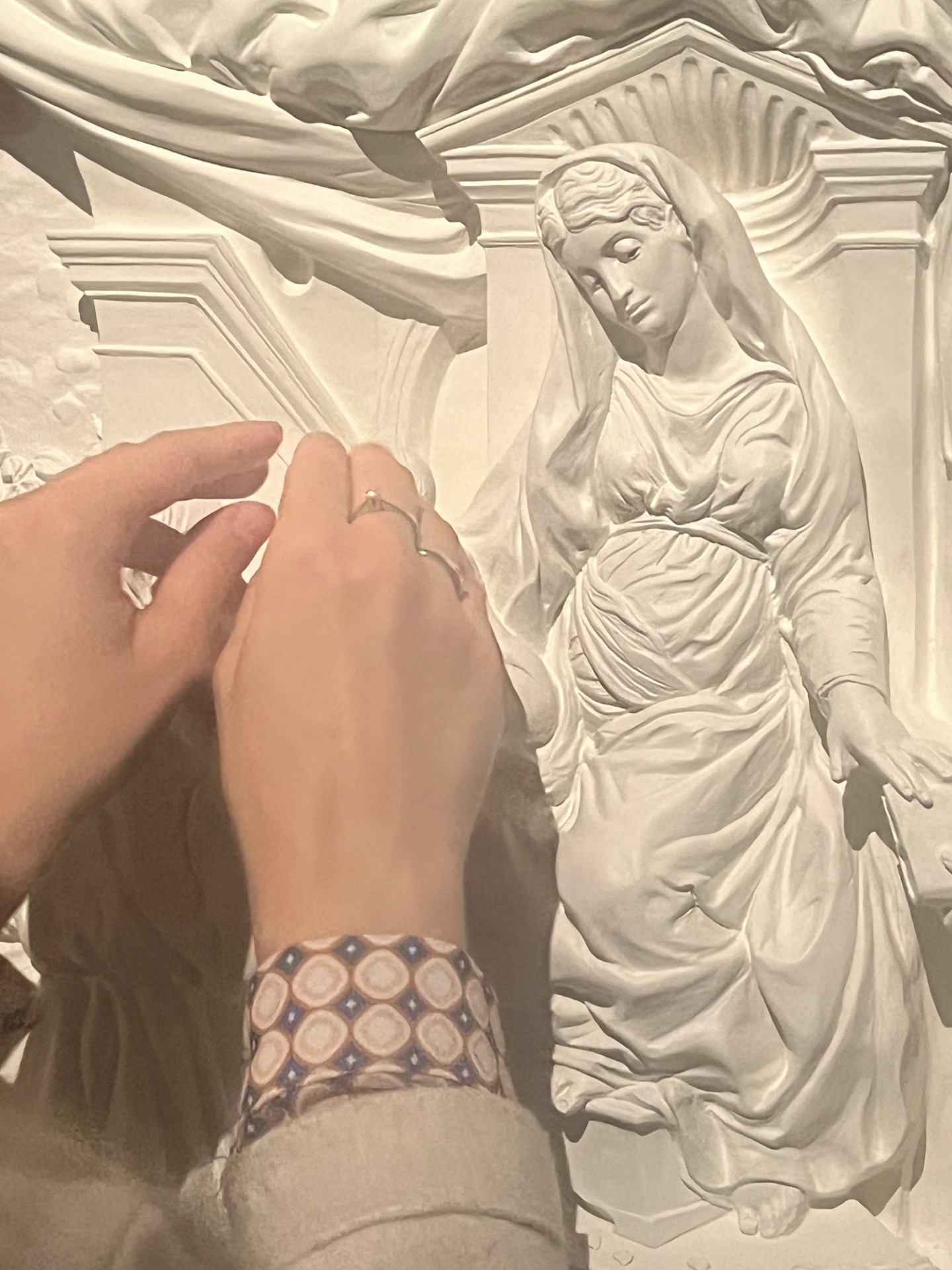 Esplorazione tattile bassorilievo Madonna delle Rose