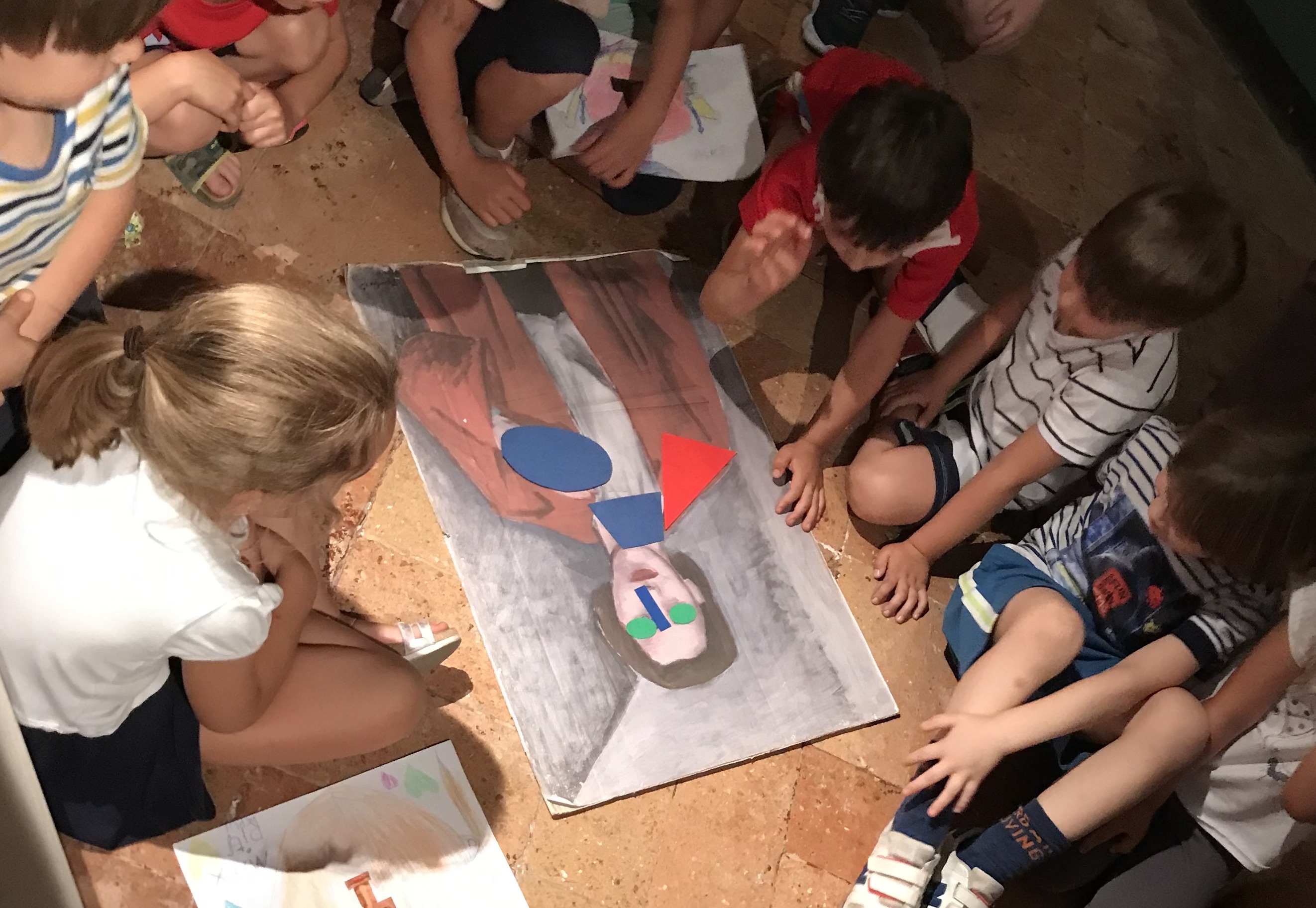 Bambini intorno a un ritratto